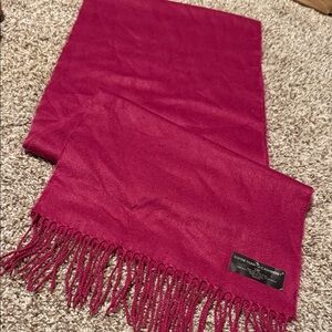 D&Y Softer Than Cashmere? fringed magenta acrylic scarf -EUC!
